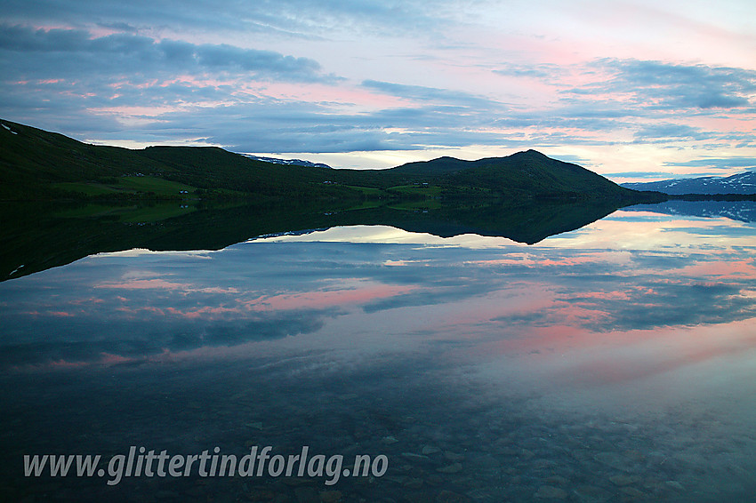 Sommernatt ved Lemonsjøen Fjellstue med stemningsfull himmel over Lemonsjøen.