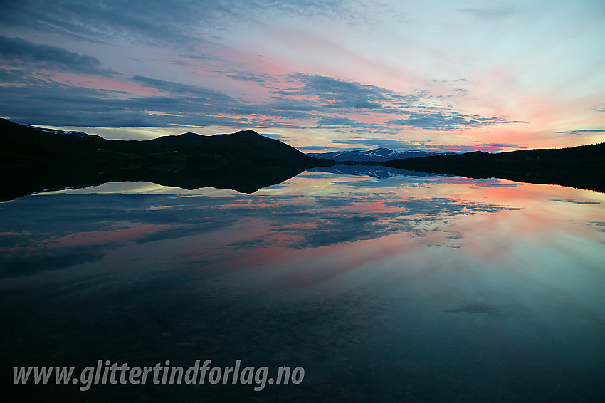 Sommernatt ved Lemonsjøen Fjellstue med stemningsfull himmel over Lemonsjøen.