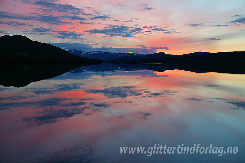 Sommernatt ved Lemonsjøen Fjellstue med stemningsfull himmel over Lemonsjøen.