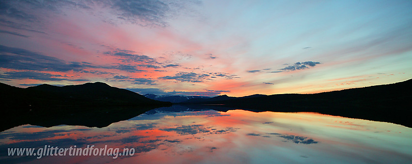 Sommernatt ved Lemonsjøen Fjellstue med stemningsfull himmel over Lemonsjøen.