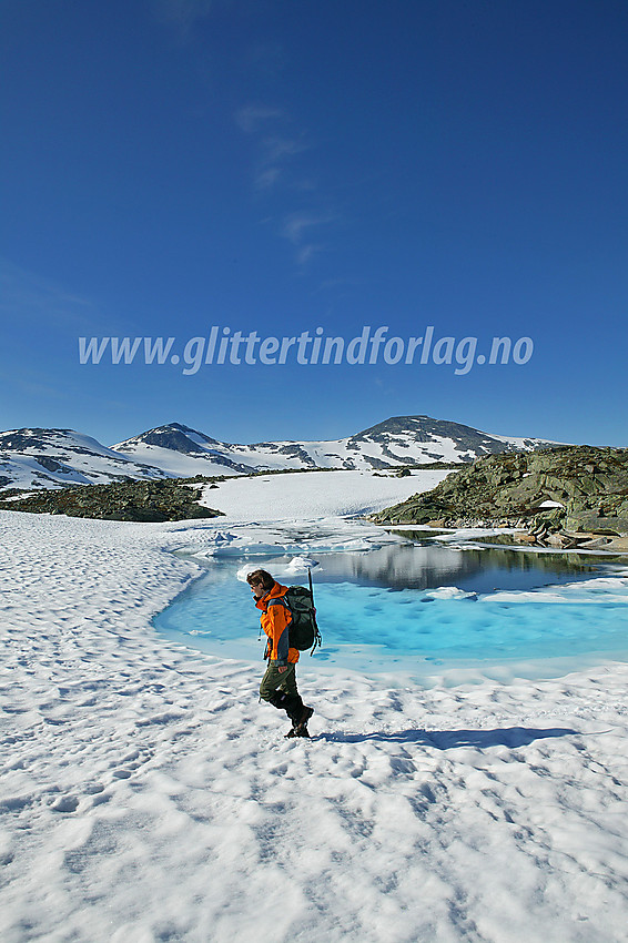 I Breidalen ved et idyllisk isvann med Holåtindane i bakgrunnen.