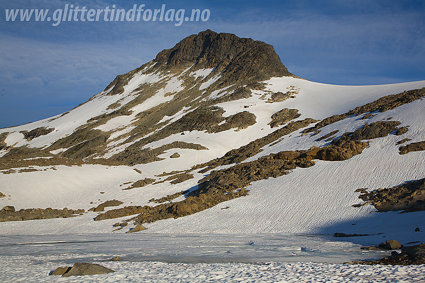 Hinnåtefjellet (2114 moh) fra øst-sørøst en flott sommermorgen ved det islagte tjernet på 1692 moh, like nedenfor Vestre Memuruburean.