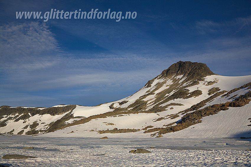 Hinnåtefjellet (2114 moh) fra øst-sørøst en flott sommermorgen ved det islagte tjernet på 1692 moh, like nedenfor Vestre Memuruburean.