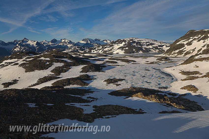 Islagt tjern på 1692 moh like ved Vestre Memurubrean med Storådalshøe (1888 moh) i bakgrunnen.