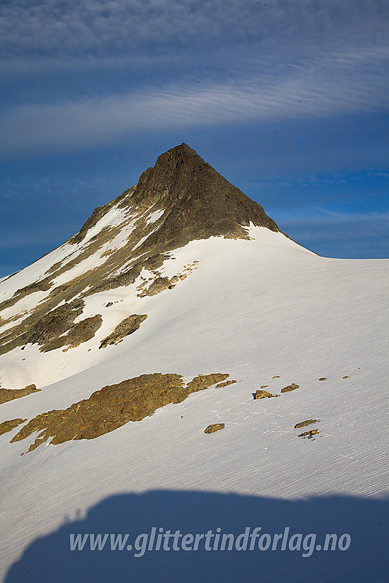 Ved kanten på Vestre Memurubrean mot Hinnåtefjellet (2115 moh) fra øst. Fra denne kanten ser toppen riktig så spiss og fin ut.