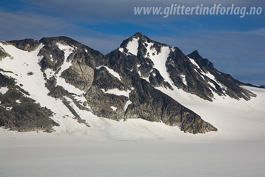 På Vestre Memurubrean mot Nestsøre (2255 moh) og Store (2346 moh) Hellstugutinden. Midtre (2339 moh) ses mer tilbaketrukkent til høyre.