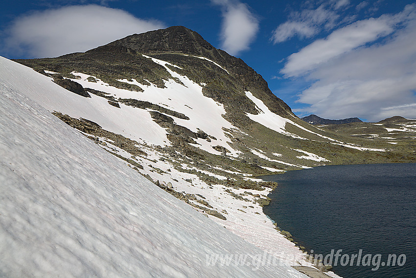 Vi går fra Hinnåtefjellet over til Semelholet. Hinnåtetjønne til høyre.