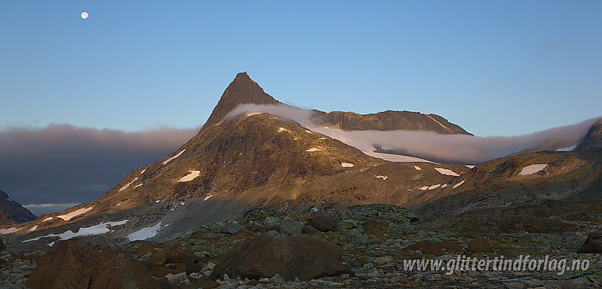 Morgenstemning mot Falketind (2067 moh) en høstdag.