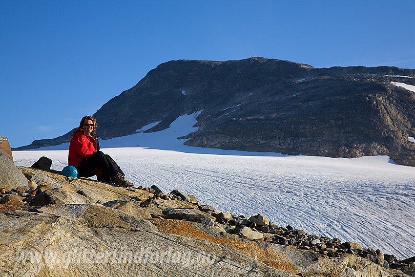 Pause ved foten av sørryggen på Uranostinden med Uranosbreen og Langeskavltinden (2014 moh) i bakgrunnen.