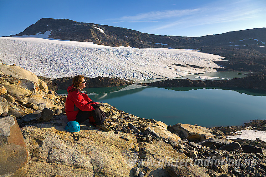 Pause ved foten av sørrygen på Uranostinden med Uranosbreen og Langeskavltinden (2014 moh) i bakgrunnen.