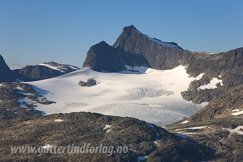 Fra sydryggen på Uranostinden mot Falkbreen/Snøggeken, Falkungen og Falketind (2067 moh). Pionéerruta går svakt på skrå opp mot høyre temmelig langt til høyre i bildet.