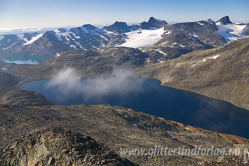 Fra sørryggen på Uranostinden mot Uradalsvatnet, Hjelledalstinden, Falketind og Stølsnostinden, for å nevne noe.