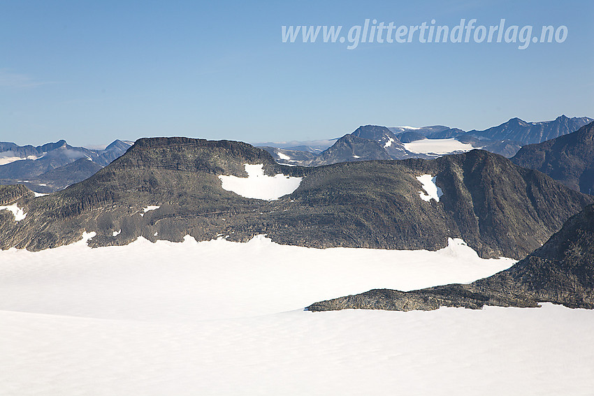 Fra sørryggen på Uranostinden mot Mjølkedalspiggen (2040 moh).