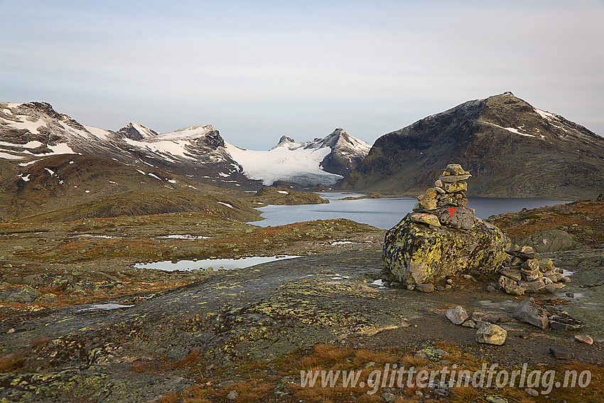 På bandet sør for Mjølkedalsvatnet åpner utsynet seg mot Mjølkedalsbreen med omkringliggende tinder. Foran til høyre seg Storegut (1968 moh).