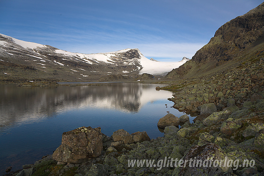 På vei langs Store Mjølkedalsvatnet med kurs mot Mjølkedalsbreen. Sentralt i bakgrunnen ses Langeskavltinden (2014 moh).