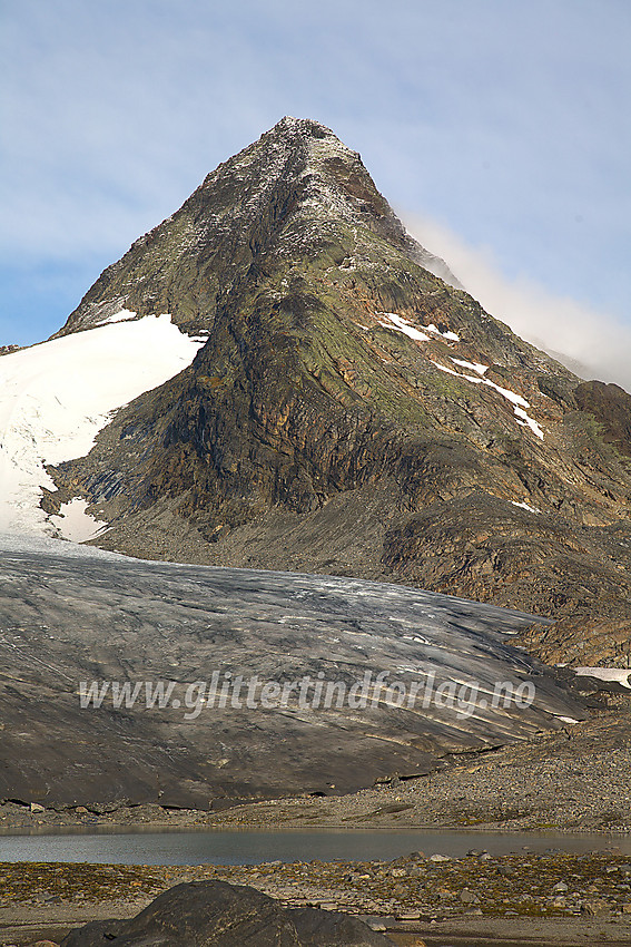 Nedenfor Mjølkedalsbreen mot bretunga og ryggen mot Mjølkedalspiggane.