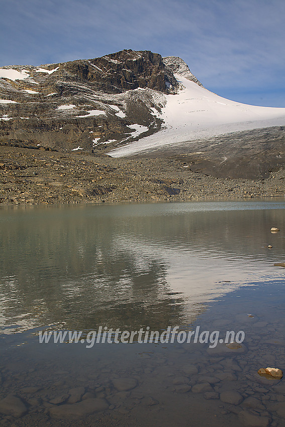 Nedenfor Mjølkedalsbreen mot Langeskavltinden (2014 moh).