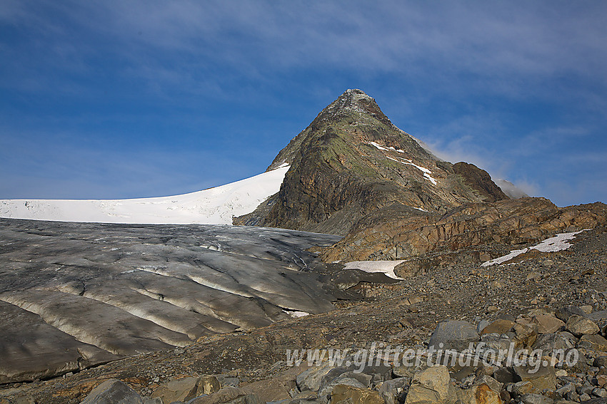 Ved fronten på Mjølkedalsbreen mot sørøstryggen på Mjølkedalspiggane.