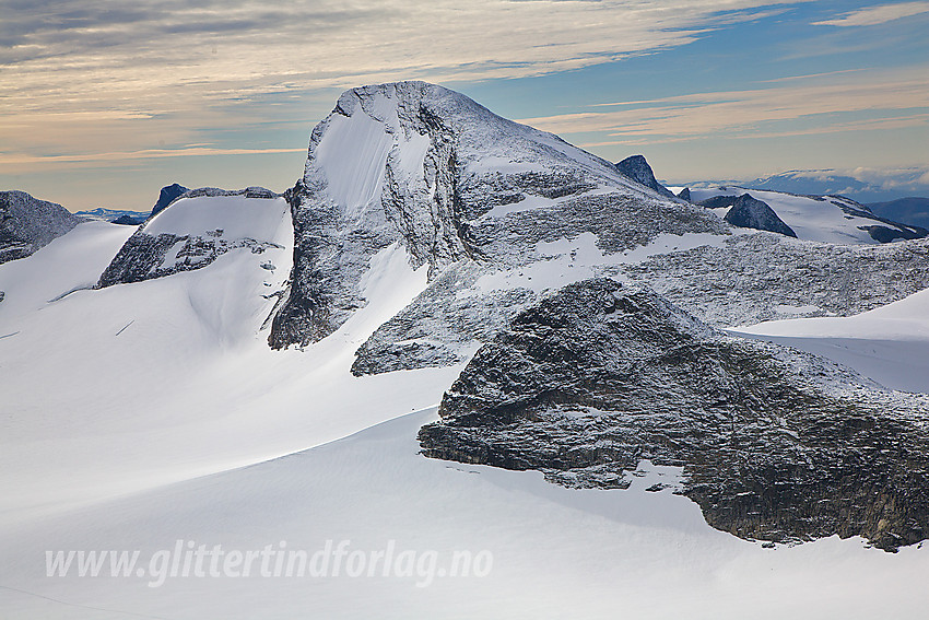 Fra Mjølkedalspiggen mot Uranostinden (2157 moh) med Uraknatten (1958 moh) i forgrunnen.