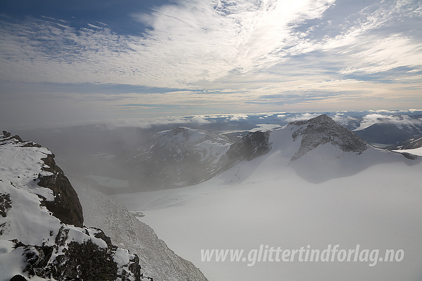 Fra Mjølkedalspiggen sørover mot Langeskavlen og Langeskavltinden (2014 moh). Mjølkedalsbreen i forgrunnen.