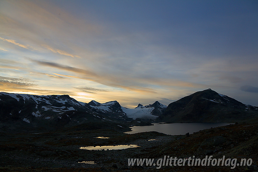 Rett sør for Mjølkedalsvatnet på et høydedrag med flott utsikt mot Mjølkedalsbreen og omkringliggende tinder.