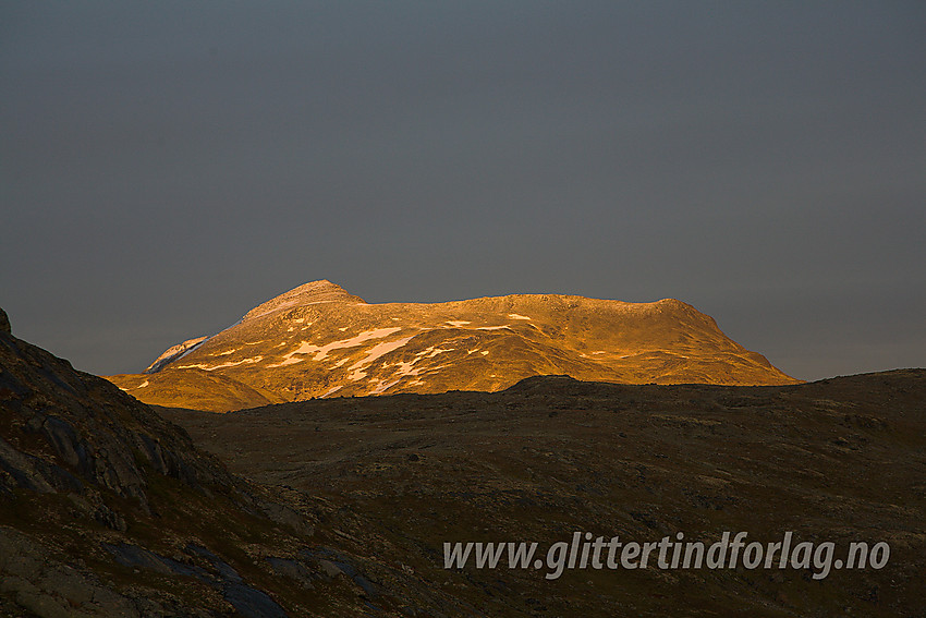 Galdebergtinden (2075 moh) sett fra stien ned mot Eidsbugarden fra Mjølkedalsvatnet.