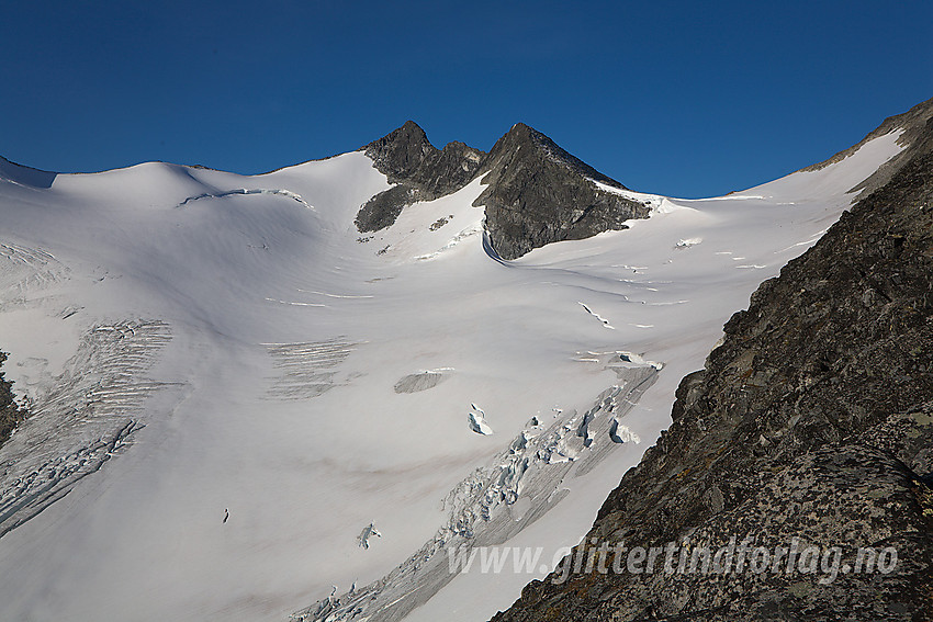 Mot Bjørnebrean og noen av Smørstabbtindane som Veslebjørn (2150 moh) og Bjørnungen (2110 moh) med Bjørnskardet til høyre.