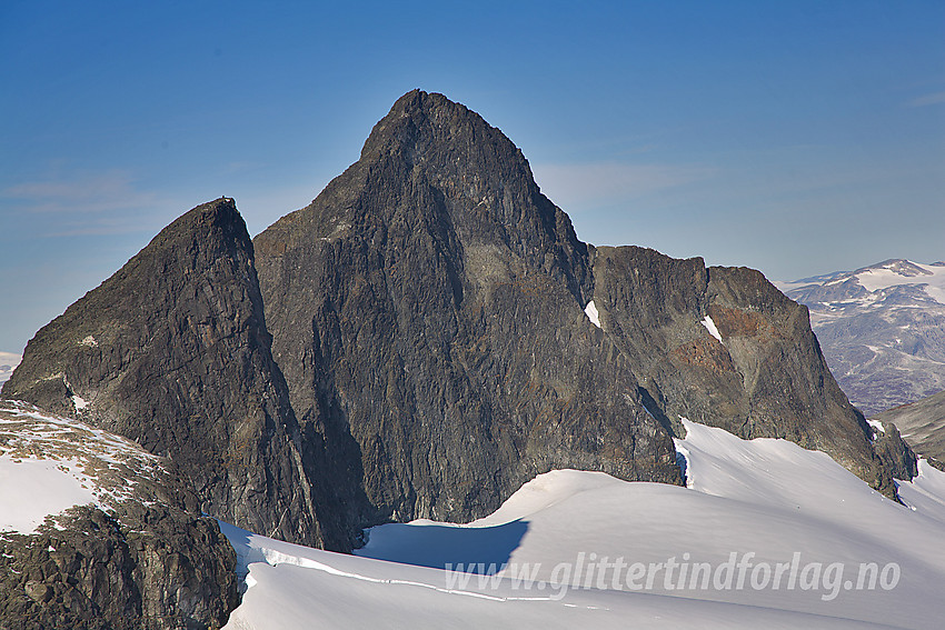 Fra Sokses østrygg mot Kniven (2133 moh) og Store Smørstabbtinden (2208 moh).