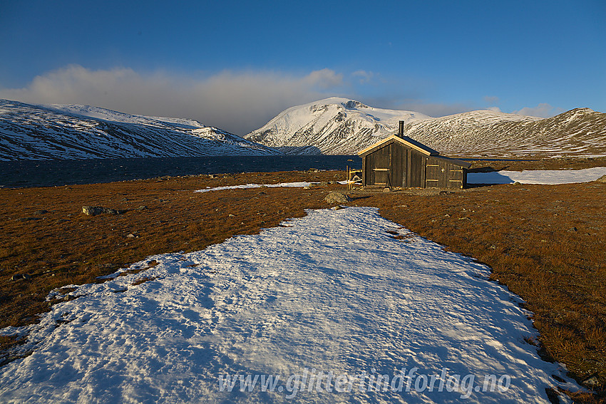 Oppe ved Bessvatnet ved ei lita Fiskebu. Besshøe (2258 moh) i bakgrunnen.