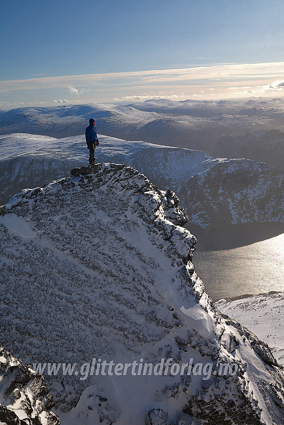 På et luftig fremspring nær Brue nordøst for Besshøe. I bakgrunnen ses bl.a. Veslfjellet og Heimdalshøe.