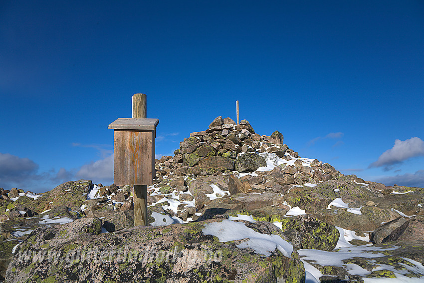 Postkassa og varden på toppen av Grønsennknipa (1368 moh).