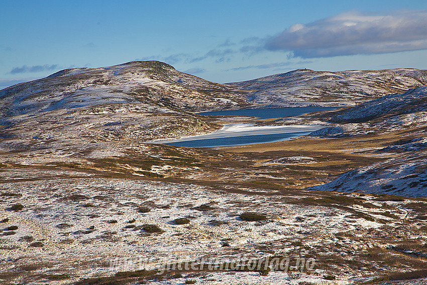 Like vest for Nystølsvarden med utsikt ned Hestadalen mot Meitebekkfjellet (1241 moh).