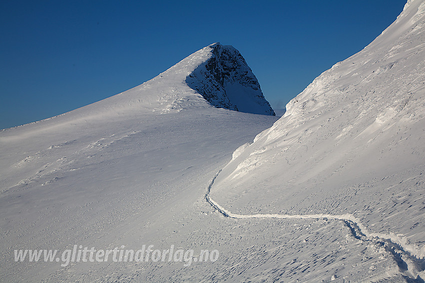 Søre Smørstabbtinden traverseres i vestflanken med Sørvestre (2045 moh) i bakgrunnen.