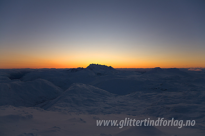 Fra Gravdalstinden i vest-sørvestlig retning mot Hurrungane like etter solnedgang.