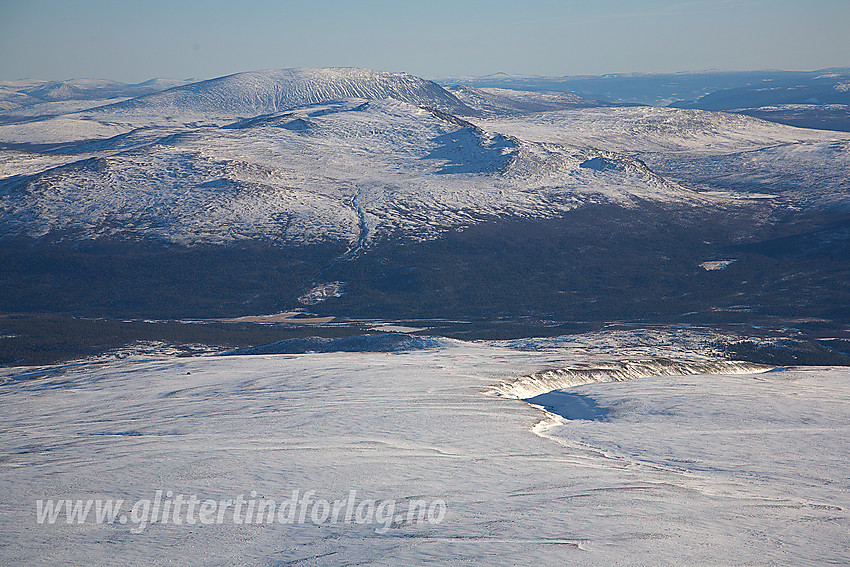 Fra Hindnubban mot Sjodalen, Sjugurdsjøpiggen og Heidalsmuen (1745 moh).