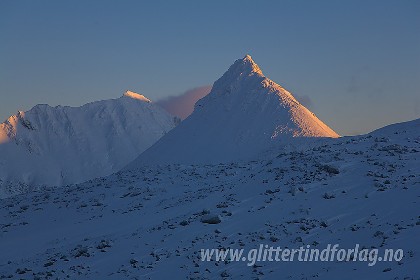 Fra oppstigningene mot Høgvaglbreen fra nord med utsikt mot Kyrkja (2032 moh). I bakgrunnen ses Tverrbytthornet.