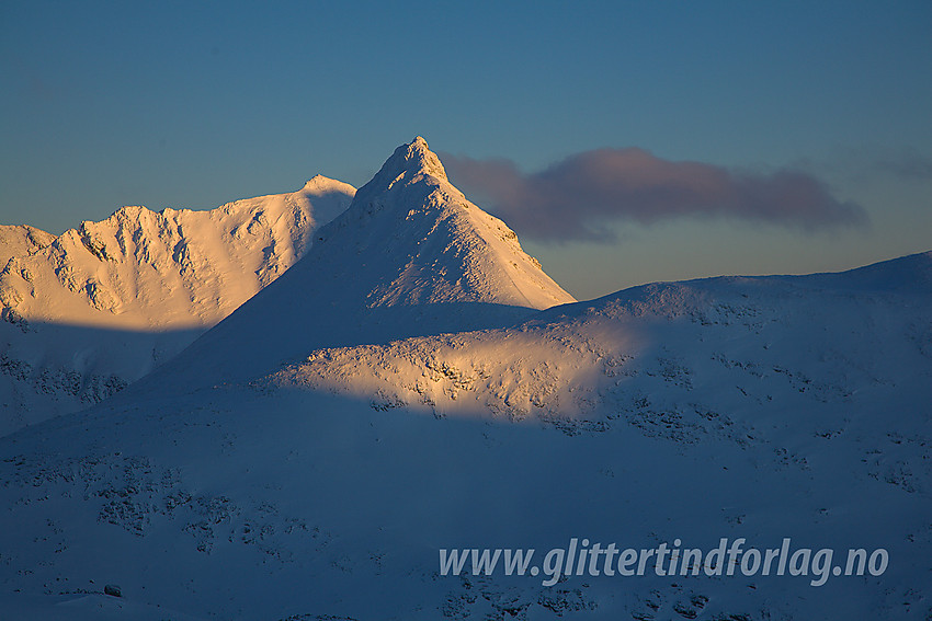 I oppstigningene mot Høgvaglbreen fra nord med utsikt i retning Kyrkja (2032 moh) med Tverrbytthornet (2102 moh) bakenfor der.