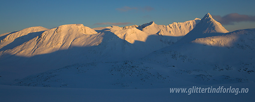 I fjellsiden nord for Høgvaglbreen med fint panorama mot nordvest med bl.a. Tverrbottinder, Tverrbytthornet og Kyrkja.