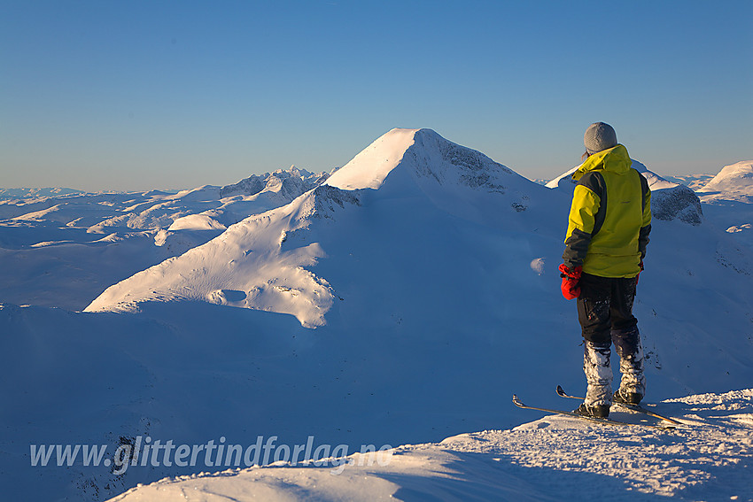 På skulderen like sør for Midtre Høgvagltinden med utsikt bort til Store Rauddalstinden (2157 moh). I det fjerne skimtes litt av Hurrungane.