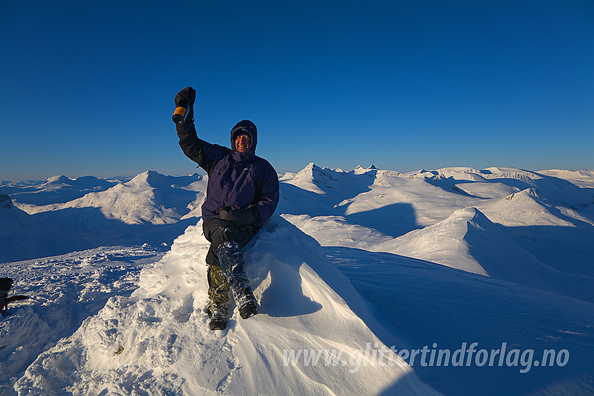 Arne Mæhlen, fullfører sitt prosjekt - på andre forsøk. Som den første noensinne har han i dag, den 10.12.2008 besteget alle Norges fjelltopper over 2000 meter med en primærfaktor på 10 meter eller mer i løpet av et kalenderår. Ikke bare har han vært på fastlandstoppene, men toppene over 2000 moh på Jan Mayen fikk også et besøk i kalenderåret 2008. En prestasjon og et maratonløp av de sjeldne. Disiplin, viljestyrke, tålmodighet og målfokus litt over det vanlige. Gratulerer Arne!!