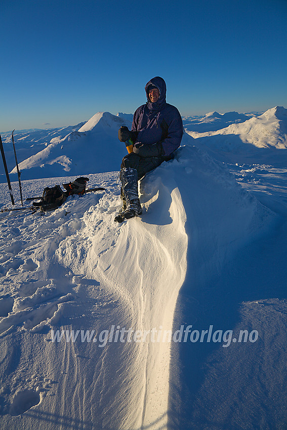 Arne Mæhlen, fullfører sitt prosjekt - på andre forsøk. Som den første noensinne har han i dag, den 10.12.2008 besteget alle Norges fjelltopper over 2000 meter med en primærfaktor på 10 meter eller mer i løpet av et kalenderår. Ikke bare har han vært på fastlandstoppene, men toppene over 2000 moh på Jan Mayen fikk også et besøk i kalenderåret 2008. En prestasjon og et maratonløp av de sjeldne. Disiplin, viljestyrke, tålmodighet og målfokus litt over det vanlige. Gratulerer Arne!!