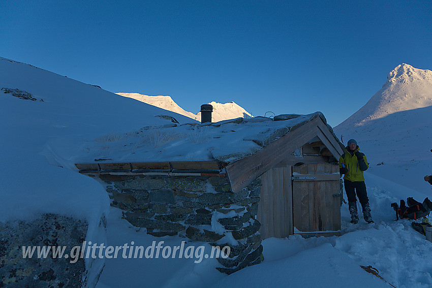 Åpen steinbu øverst i Gravdalen tilhørende Lom fjellstyre. Steinhytta ble restaurert i 2005.