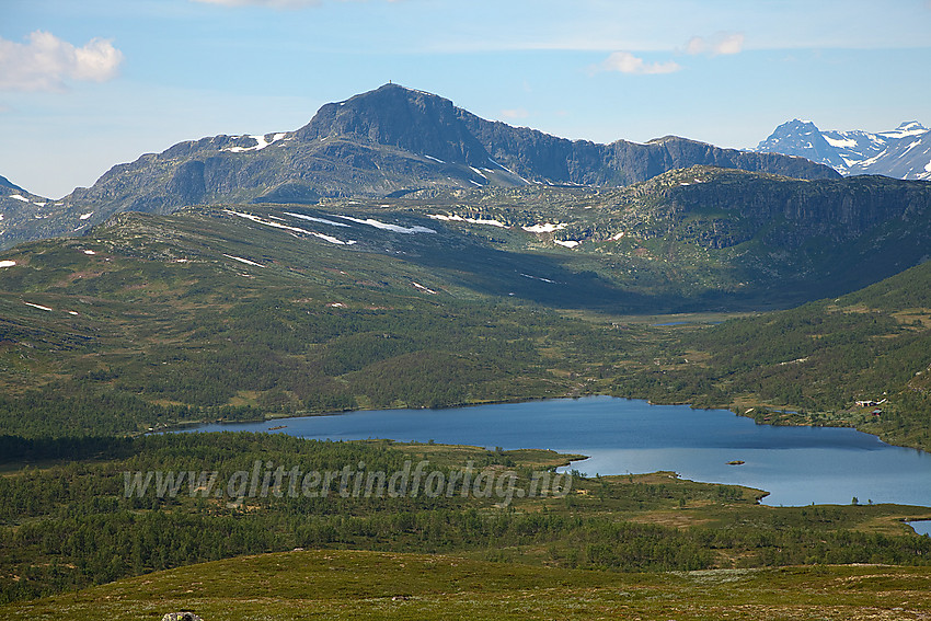 Utsikt fra Melbysfjellet like ved Beitostølen mot Olevatnet, Oledalsbrynane og Bitihorn (1607 moh).