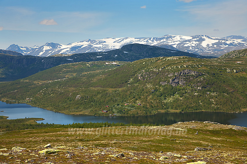 Utsikt fra Melbysfjellet mot Olevatnet, Gravolskampen, og Jotunheimen.