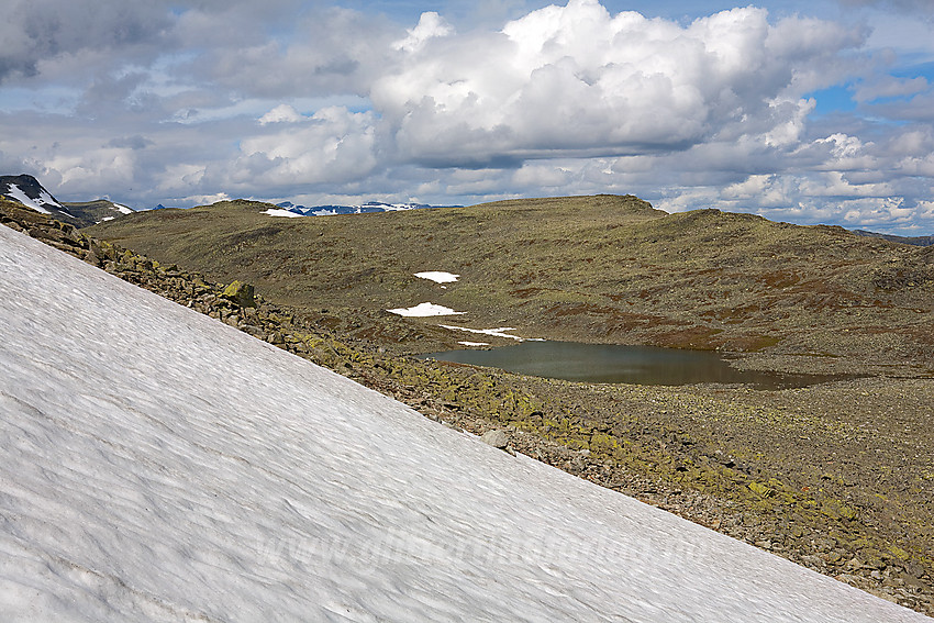 På vei opp mot Belgjinøse fra øst med Mathamarskarven (1572 moh) i bakgrunnen