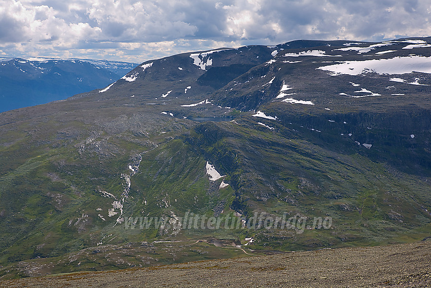 Fra Belgjinøse mot Rysndalen og Hensfjellet med bl.a. Mjellknapp og Møsåkerkampen.