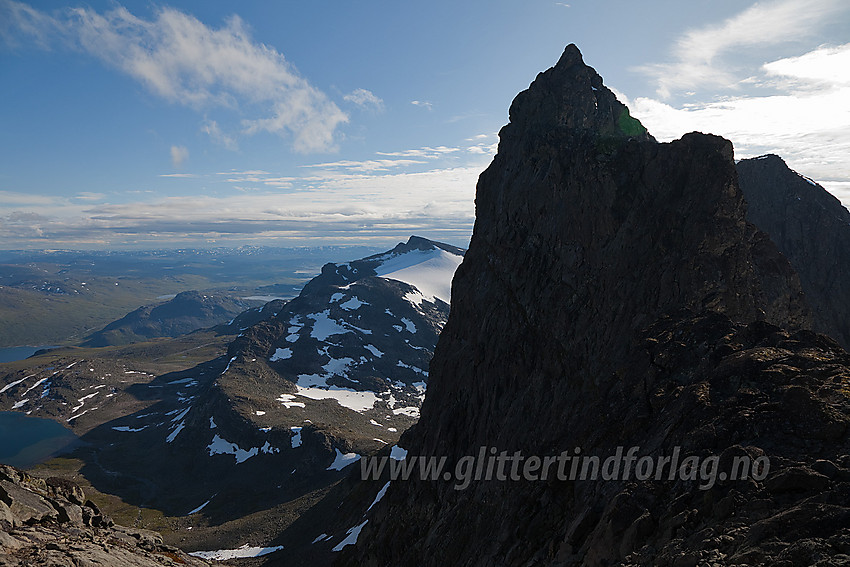 Slettmarkpiggen (2164 moh) sett fra øst. Bakenfor ses Galdebergtinden (2075 moh).