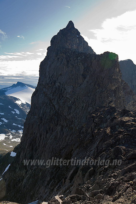 Slettmarkpiggen (2164 moh) sett fra øst. Bakenfor ses Galdebergtinden (2075 moh).