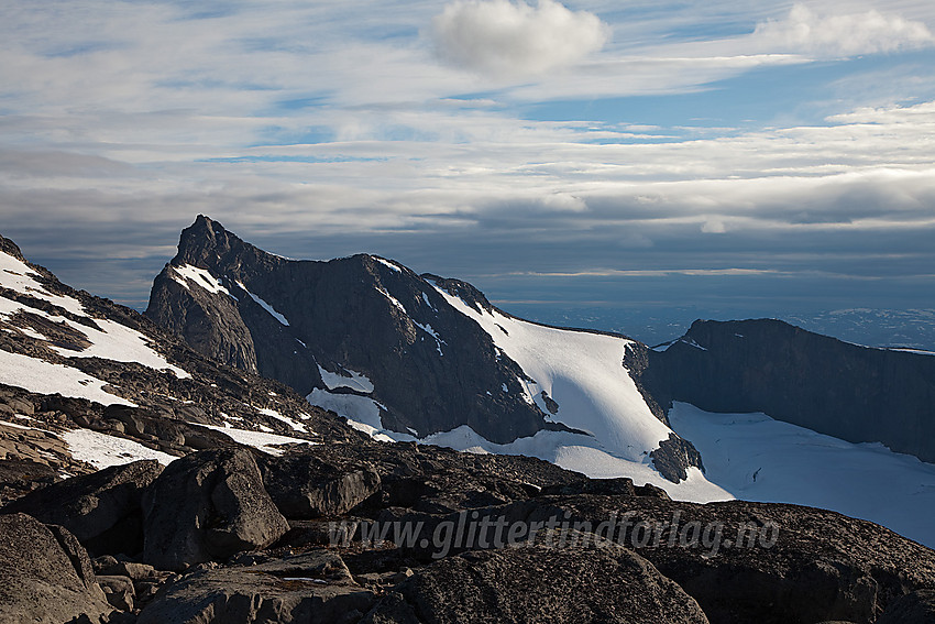 Slettmarkpiggen (2164 moh) med den vesle sekundære fortoppen (ca. 2120 moh) litt til høyre. Lengst til høyre ses Slettmarkkampen (2032 moh).