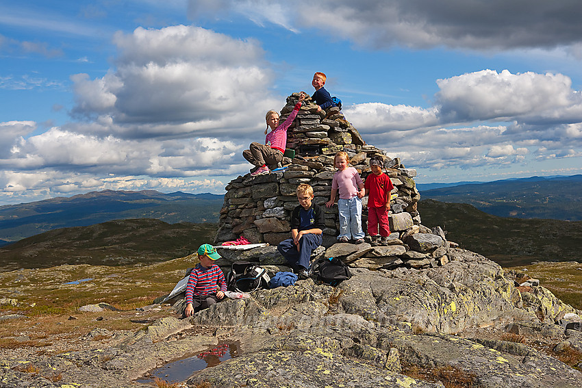 Fornøyde toppbestigere på toppen av Smørlifjellet (1160 moh) i Nord-Aurdal.